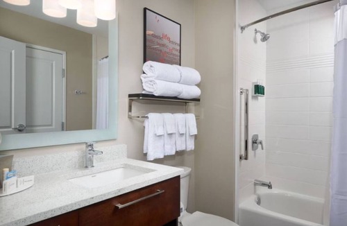 Lake Worth Hotel | Family-Friendly Modern King Studio Near Fort Worth Stockyards – 2 Units