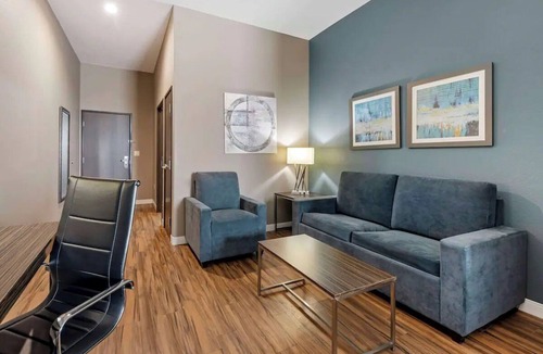 Pflugerville Hotel | Family-Friendly Room w/Free Breakfast | Lake Pflugerville – 3.5 miles