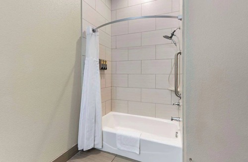 Pflugerville Hotel | Family-Friendly Room w/Free Breakfast | Lake Pflugerville – 3.5 miles