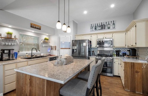 Leander House | Family Retreat - Jetted Bathtub - Next to park with Pool, Tennis, & Playground!