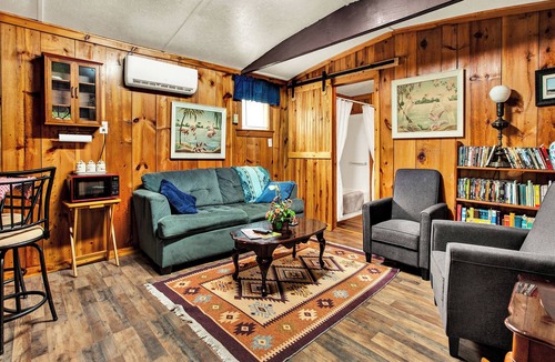 Rusk Cabin | Farm retreat in Rusk sleeps 6, with separate cookhouse ,bbq area, pool access!