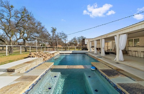 Sachse House | Farmhouse Retreat|HOT TUB |Spanishpool, Basketball
