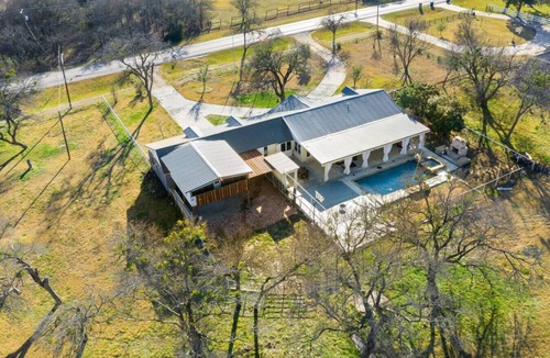 Sachse House | Farmhouse Retreat|HOT TUB |Spanishpool, Basketball