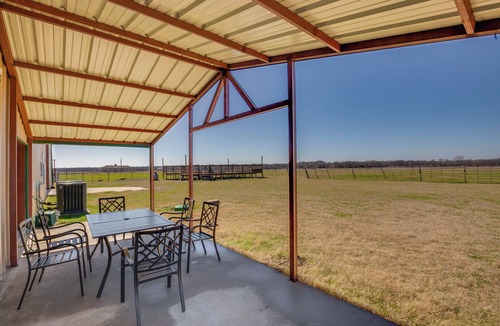 Sanger House | Farmhouse w/RV Parking: Close to Lake Ray Roberts