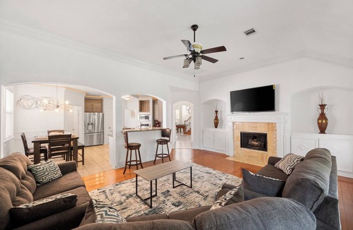 South Arlington House | FIFA World Cup Retreat, Artsy 4BR, 2.5BA Home – Under 12 Mins to AT&T Stadium!