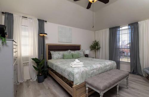 South Arlington House | Fire Pit - Kids Toys - Fenced Yard - Family Getaway