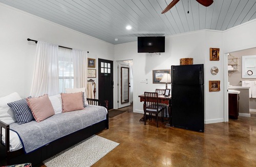 Gruene Apartment | First Floor of River Haven Guest House w/Hot Tub by Gruene!
