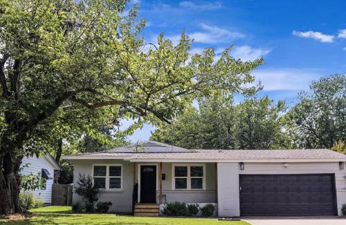 Lochwood House | Flamingo Lane House - Entire House 3BD2BA w Peloton & Tesla Chgr