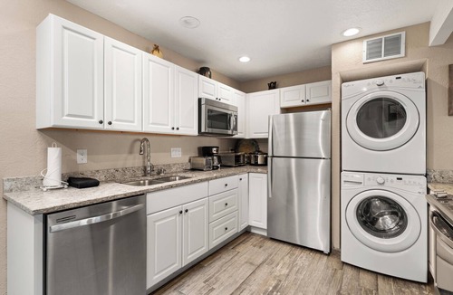 Northeast Santa Fe Hotel | Fort Marcy 32 | Walk to Plaza | Fireplace | Kitchen | Hot Tub | Pool | End Unit | Single Level