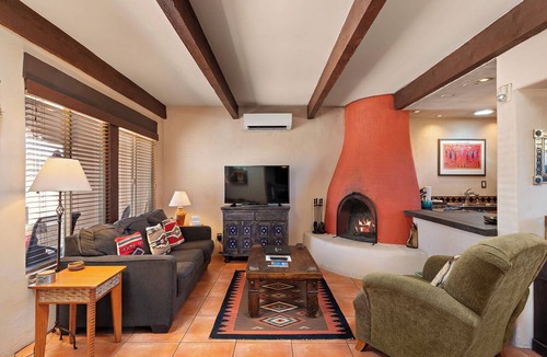 Santa Fe Hotel | Fort Marcy 68 | Walk to Plaza | Kiva Fireplace | Full Kitchen | Hot Tub | Pool | Single Level