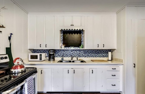 Fort Worth Cultural District House | Fort Worth Arts District Bungalow. 2 blocks from Dickies Arena!