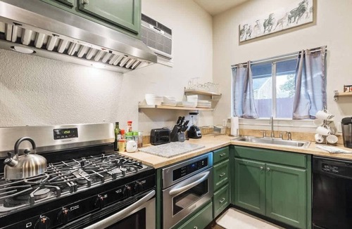 Arlington Heights Apartment | Fort Worth Getaway: Stylish Garage Apartment Near City Attractions