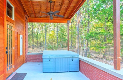Royse City Cabin | Frank Lloyd Wright-Style Cabin Rental with a Private Hot Tub near Dallas, Texas