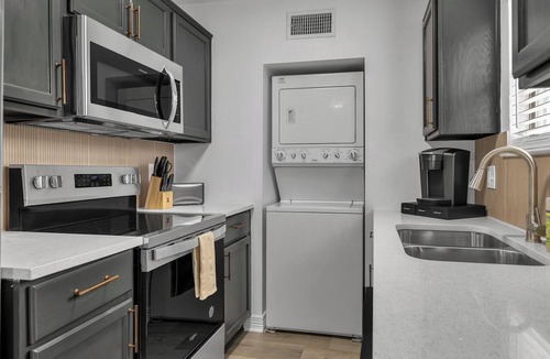 College Station Apartment | Fredericksburg: King Beds-Walk to Campus/Northgate