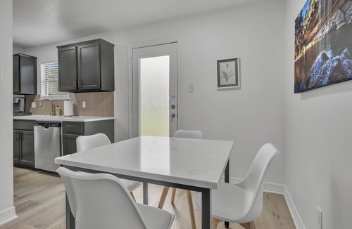 College Station Apartment | Fredericksburg: King Beds-Walk to Campus/Northgate