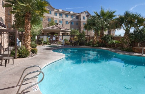 Las Cruces Condo | Free Breakfast. Hot Tub. Quick Drive to New Mexico State University!