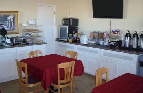 Vega Hotel | Friendly Stay in Vega – 4 Group-Friendly Rooms w/Free Parking & Breakfast