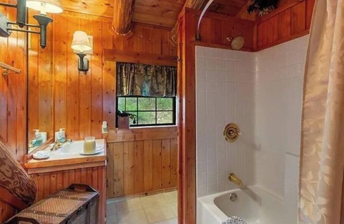 Mico Bed & Breakfast | Frontier Suite - The Walpole Lodge, Mico, TX