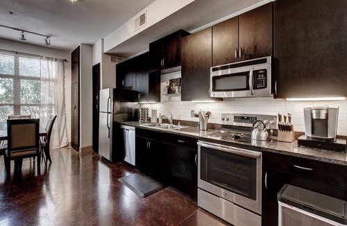 Deep Ellum Apartment | Fully Furnished | 1 Bedroom Apartment | Deep Ellum | Parking | WiFi | Gym