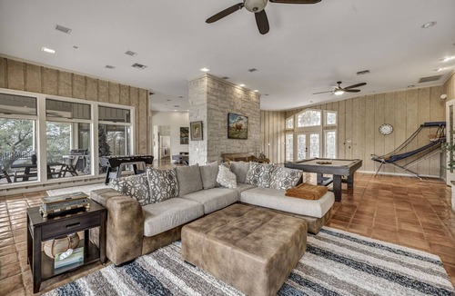 The Estates Above Lost Creek House | Fun Family and Dog friendly Estate retreat getaway! 15 minutes to Austin