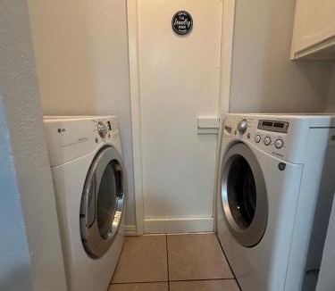 South Arlington Apartment | Fun-Filled 3 bedroom Retreat Near Six Flags & Stadiums