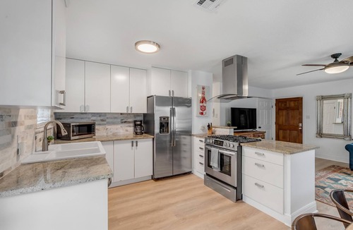 South Congress House | Fun Hip Home + Guesthouse in Austin's SoCo! Perfect For ACL/SXSW! POOL & HOT TUB