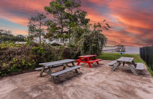 Fort Worth House | Fun Summer Lake House w/Firepit located in Ft Worth, Beds 18+, next to Marina