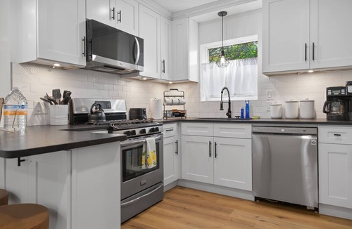 Jefferson House | Game Room + Huge Yard! 6 mi to DT and Pearl Dist