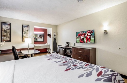 Allison Hotel | Getaway with Pool, Gym Access & Free Breakfast | 6.5 mi to Red Rock Park