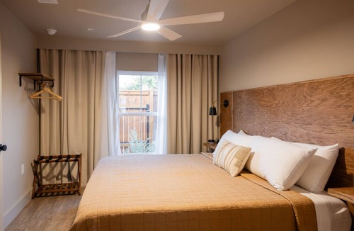 Brazos Hotel | Gloria Inn Unit 3- 5 minutes from Baylor and 2 Blocks to Magnolia