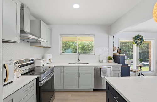 Vance Jackson House | Glow House | Pool, Fireplaces, Sleeps 12 | Near Six Flags & Medical Center