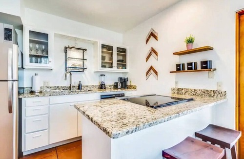 West University House | Golden 4BR – UofA & DT Stay, Your Spring Retreat!