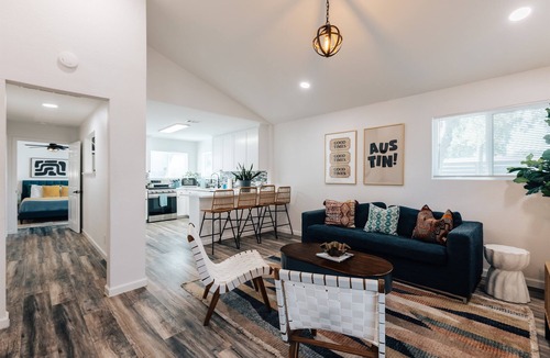 Holly House | Golden Girls Theme Home❤️ 80's Retro Vibe | Near E 6th St, COTA & UT Moody