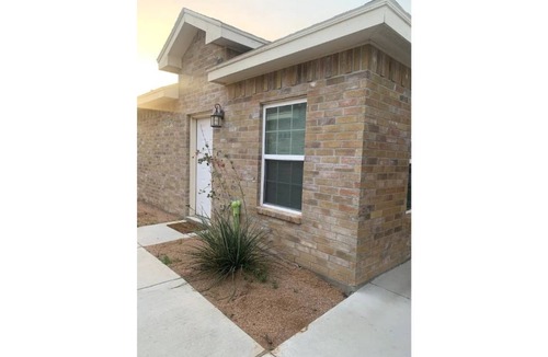 Edinburg House | Gorgeous Pet Friendly Townhome: Clean and Spacious With Private Terrace!