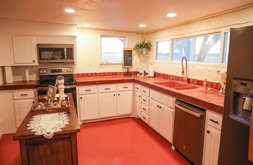 Mineral Wells House | Gorgeous Ridge View Retreat.Historic Casa.Sleeps 11 .Walk to River. ADA Acc.