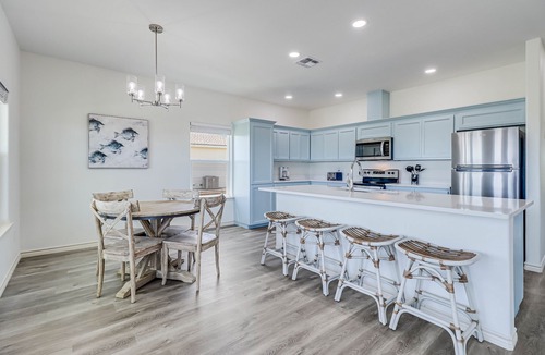 Aransas Pass House | Gorgeous side-by-side beach houses with furnished decks, AC, & full kitchens