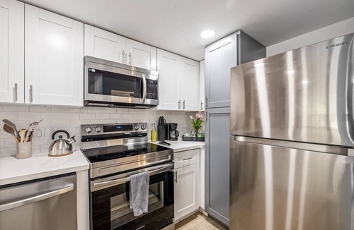 Neartown Apartment | Great Location, near Coffee shops Pet-Friendly, 1BR | Museum District | Free Parking newly renovated