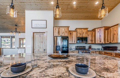 Ruidoso Cabin | Grindstone Cowboy | Luxury Lake Views, Hot Tub & Game Room Retreat