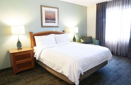 Vance Jackson Hotel | Group Getaway | 2BR Suites | Free Breakfast | Pet-friendly | Pool