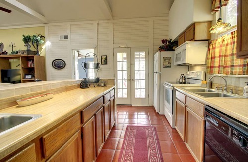 Gruene House | Gruene's Yellow Haus & Suite, Sleeps 1-14, Walk to Gruene Hall & River
