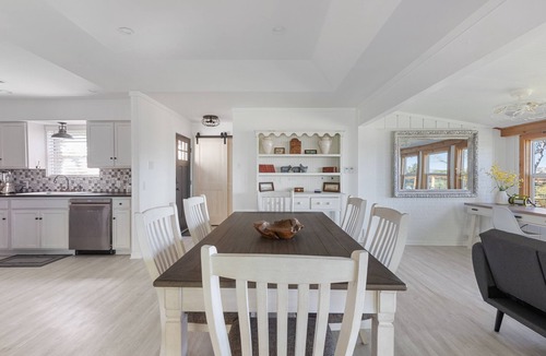 Kerrville House | Guadalupe Bluff Farmhouse - Guadalupe River View - Hot Tub