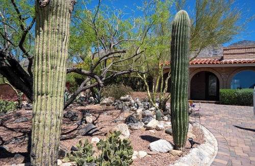 The Foothills House | Hacienda Riad: free pool heat, hot tub, views