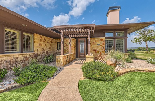 Lakecliff On Lake Travis Cottage | Harris House at Lakecliff Country Club. Golf, Lake & Hill Country Getaway!