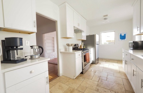 El Paso House | Heart of Kern - w/fast wifi 609Mbps - Full Kitchen - Child Safe - Pets Ok -