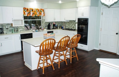 Farmington House | Heated Pool & Hot Tub | Sleeps 11 | Pool Table