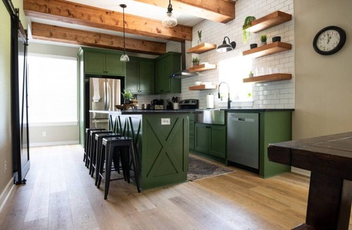 Bryan House | Henry's Haven - Fully Renovated 5 Bedroom House Minutes from Downtown Bryan