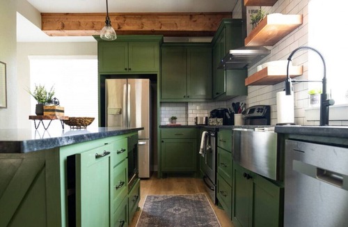 Bryan House | Henry's Haven - Fully Renovated 5 Bedroom House Minutes from Downtown Bryan