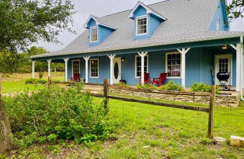 Henly House | Hill Country Escape: Family Home w/Outdoor Oasis