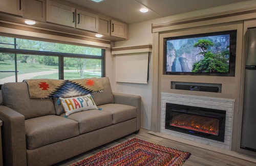 Oatmeal House | Hill Country Escape/45 minutes from downtown Austin 1 King 1 Queen Bed Full Kitc