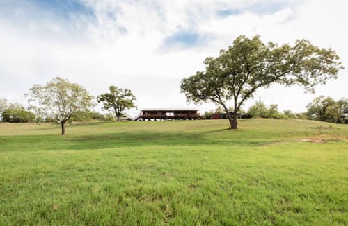 Stonewall Cabin | Hill Country Getaway - Cozy Stonewall Retreat Near Wineries & Fredericksburg